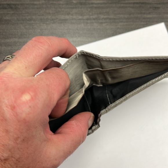 “Foil” wallet 6 card slots and ID slot - Picture 3 of 4